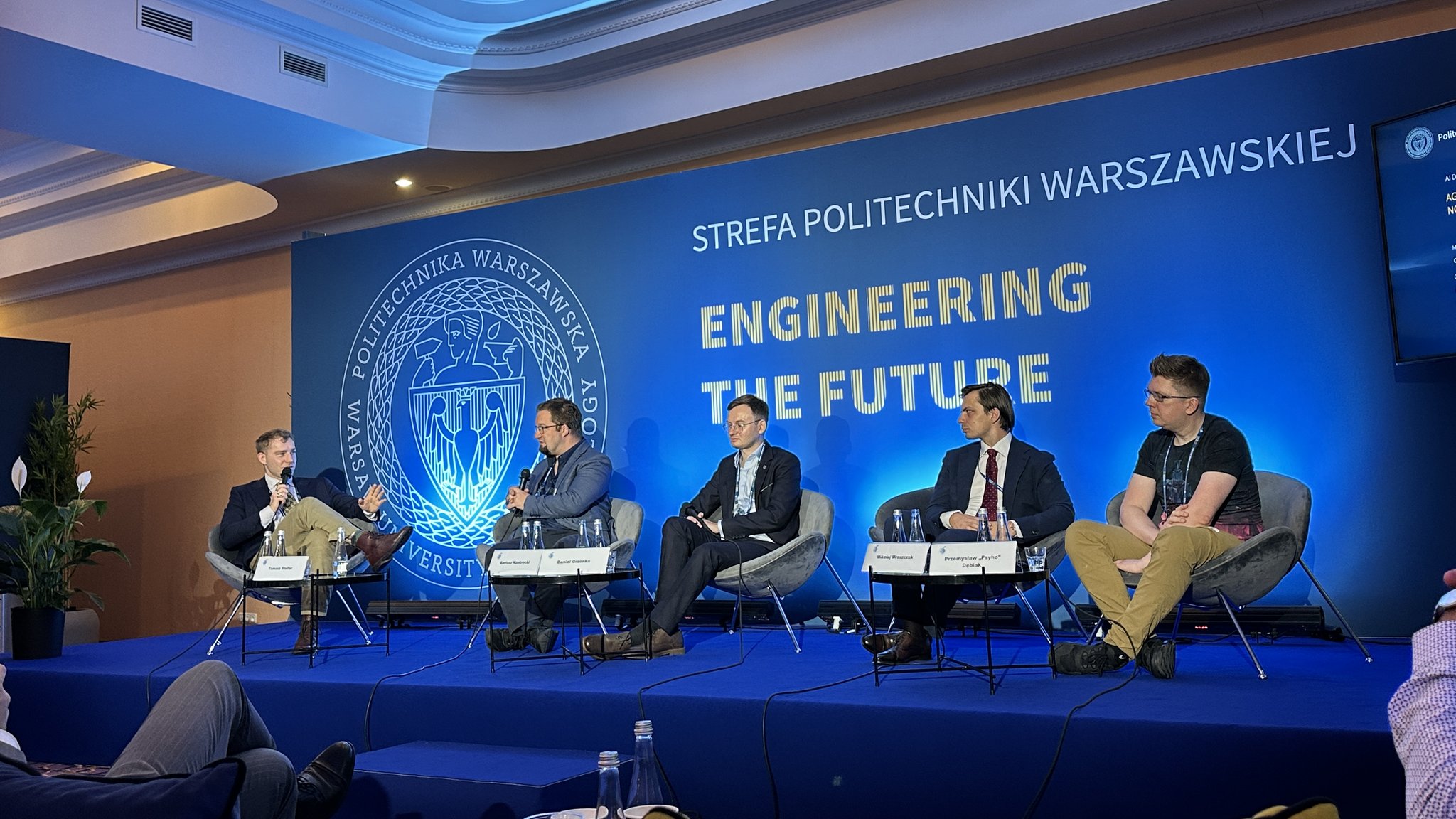 Tomasz Steifer moderating the panel on AI agents